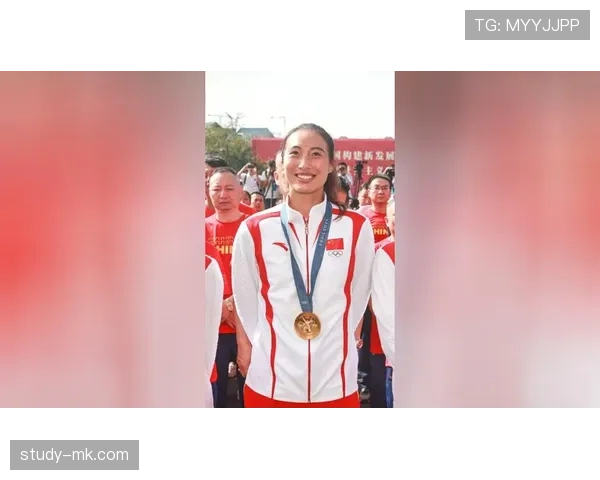 郑钦文训练室外惊现豪车，感觉她收藏比我房子还多！